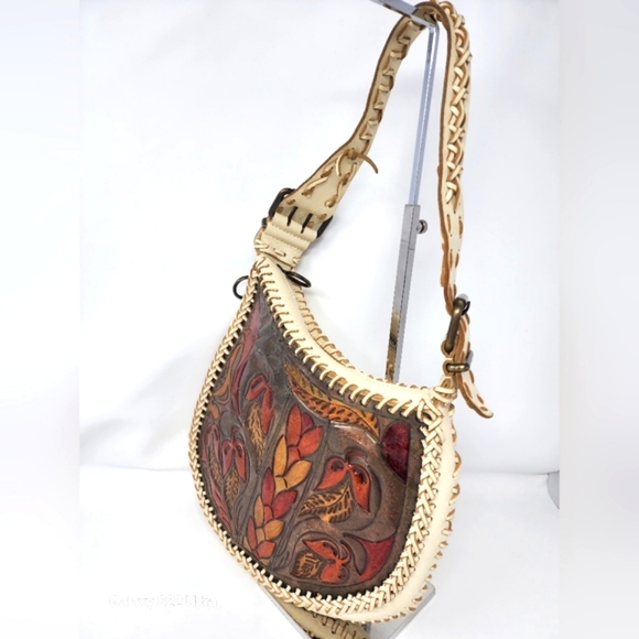 Fendi Runway Oyster Shaped Leather & Metal Shoulder Bag - Picture 2 of 16